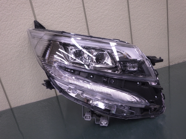 a*2様 ヘッドライトユニットASSY(トヨタエスクァイア) ed5a63061449897a893c14925f5678